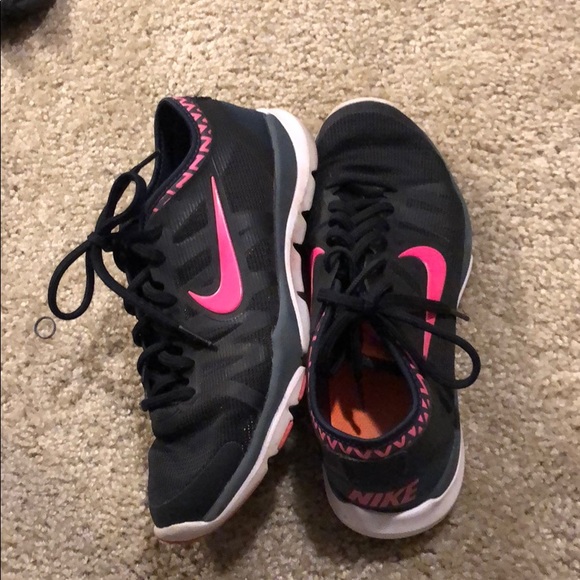 Black nike shoes - Picture 3 of 3